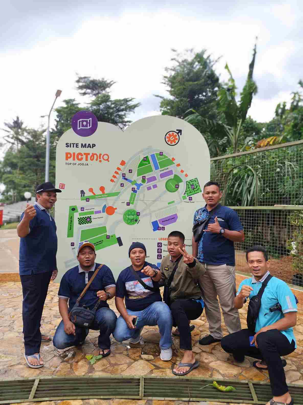 iqra berarti bacalah, telitilah, dalamilah, ketahuilah ciri-ciri sesuatu, bacalah alam,