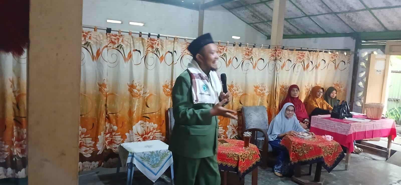 Pengajian bisa diartikan sebagai aktivitas belajar dan menimba ilmu untuk mengetahui lebih dalam lagi seputar ajaran agama Islam.