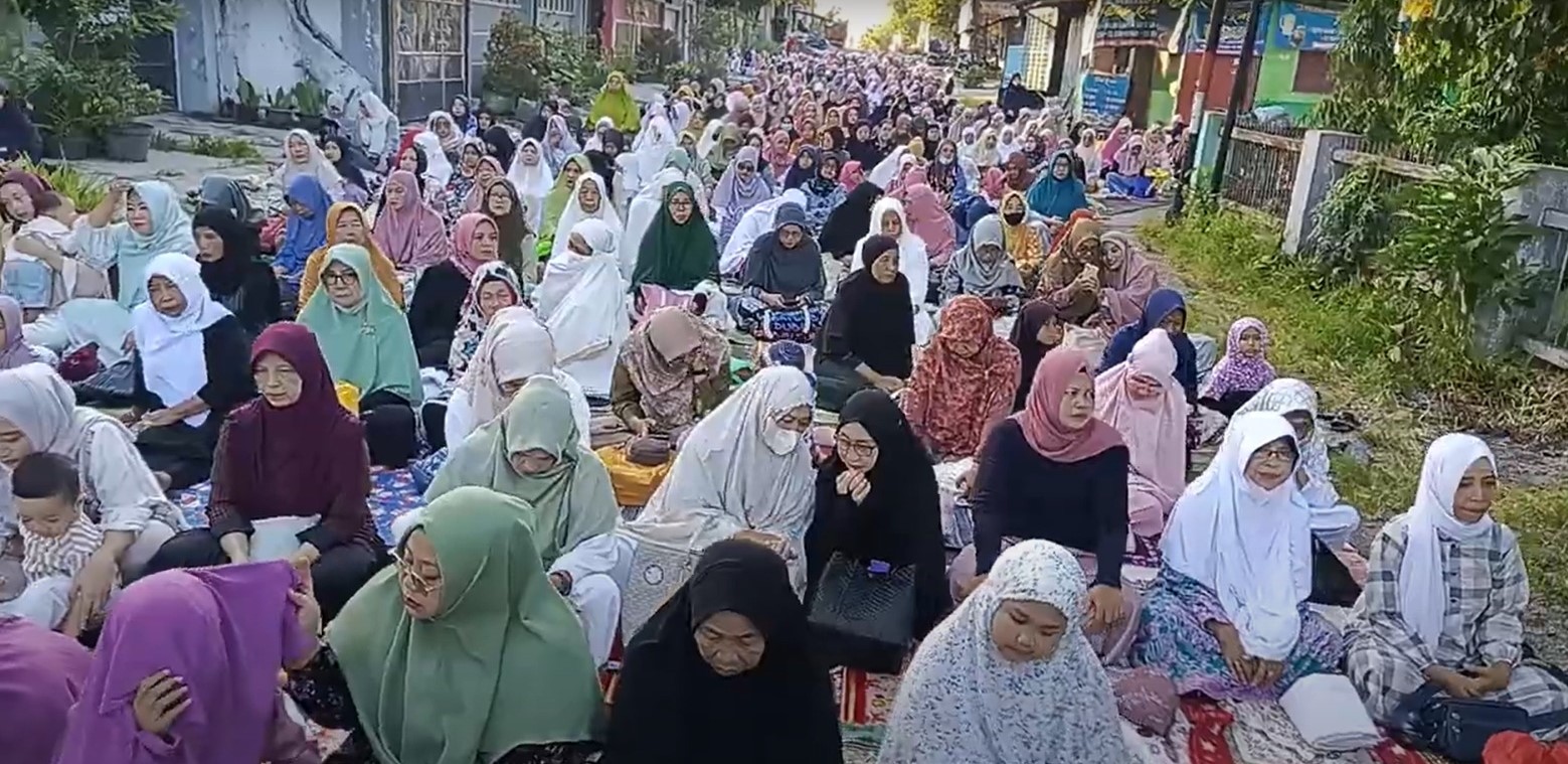 Rayakan Idul Adha 1446 Hijriyah Bersama Ratusan Warga, mendengarkan khutbah dengan khusyuk.
