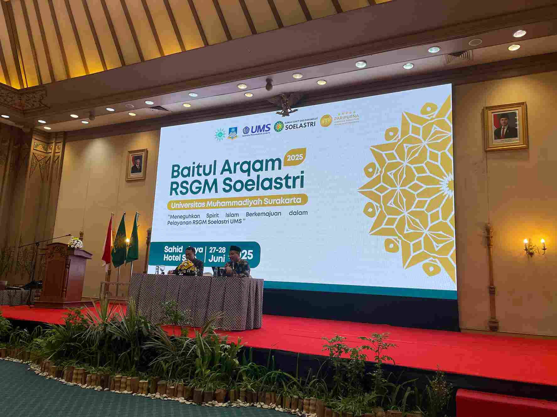 Untuk belajar menjadi Master of Ceremony (MC) acara Baitul Arqam, ada beberapa langkah yang bisa diambil