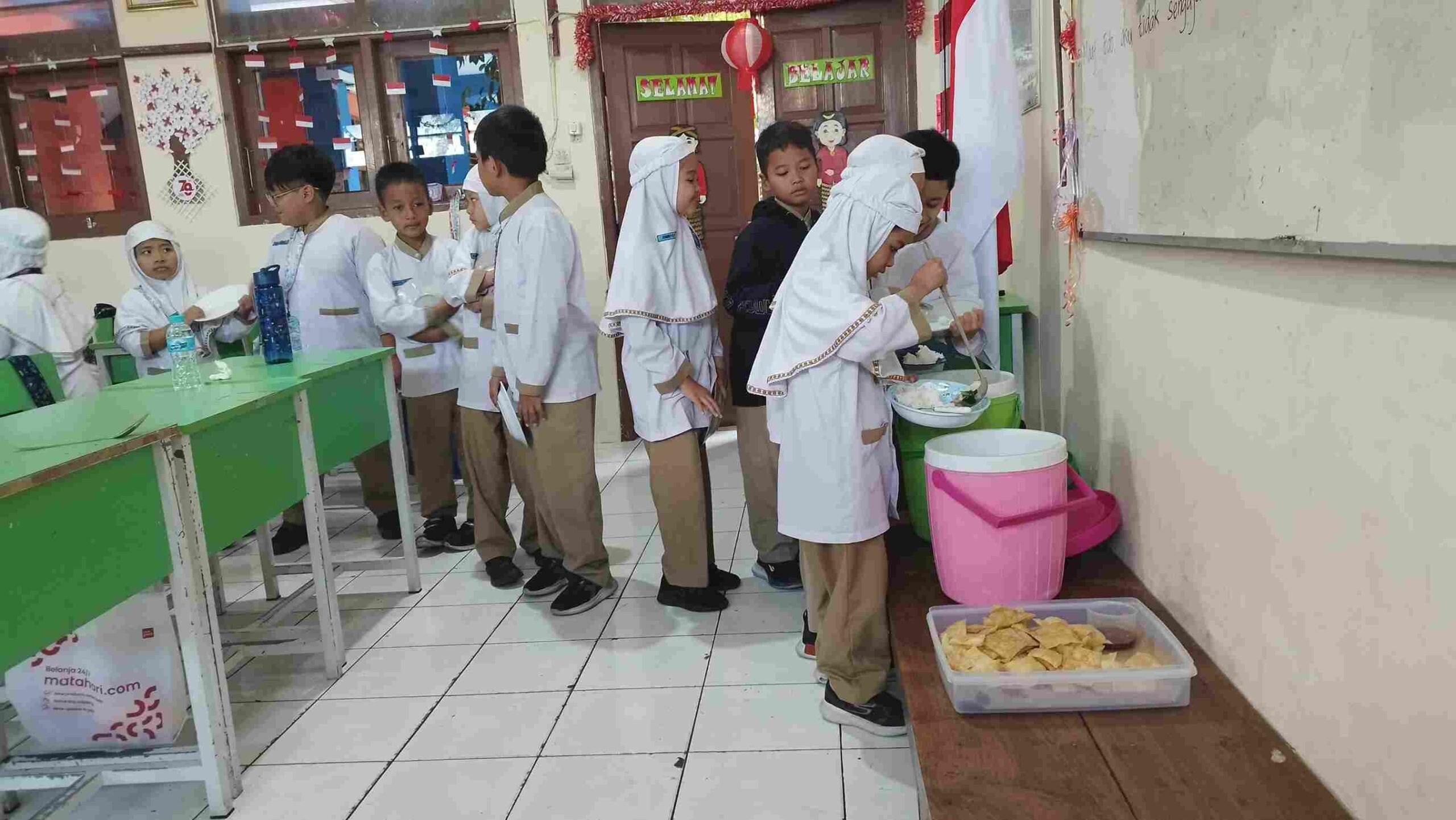 Kemandirian ini penting agar siswa terbiasa tidak selalu bergantung pada guru, orang tua, atau teman