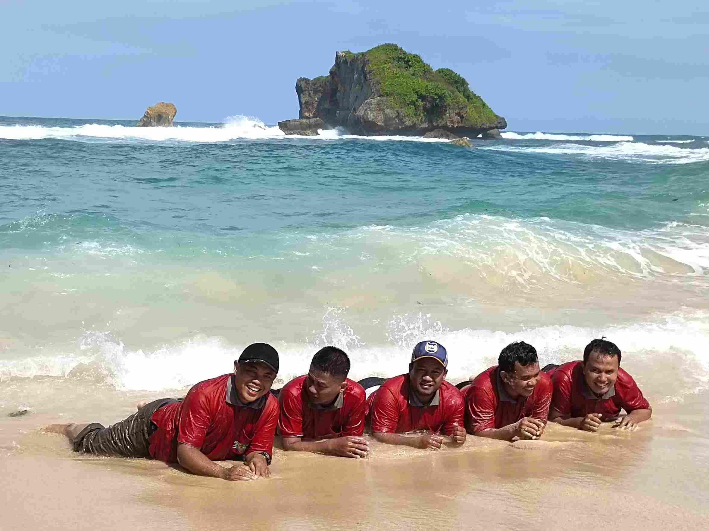 Al-Quran juga mengandung ayat-ayat yang menjelaskan tentang fenomena alam, seperti hujan, laut, dan penciptaan alam semesta