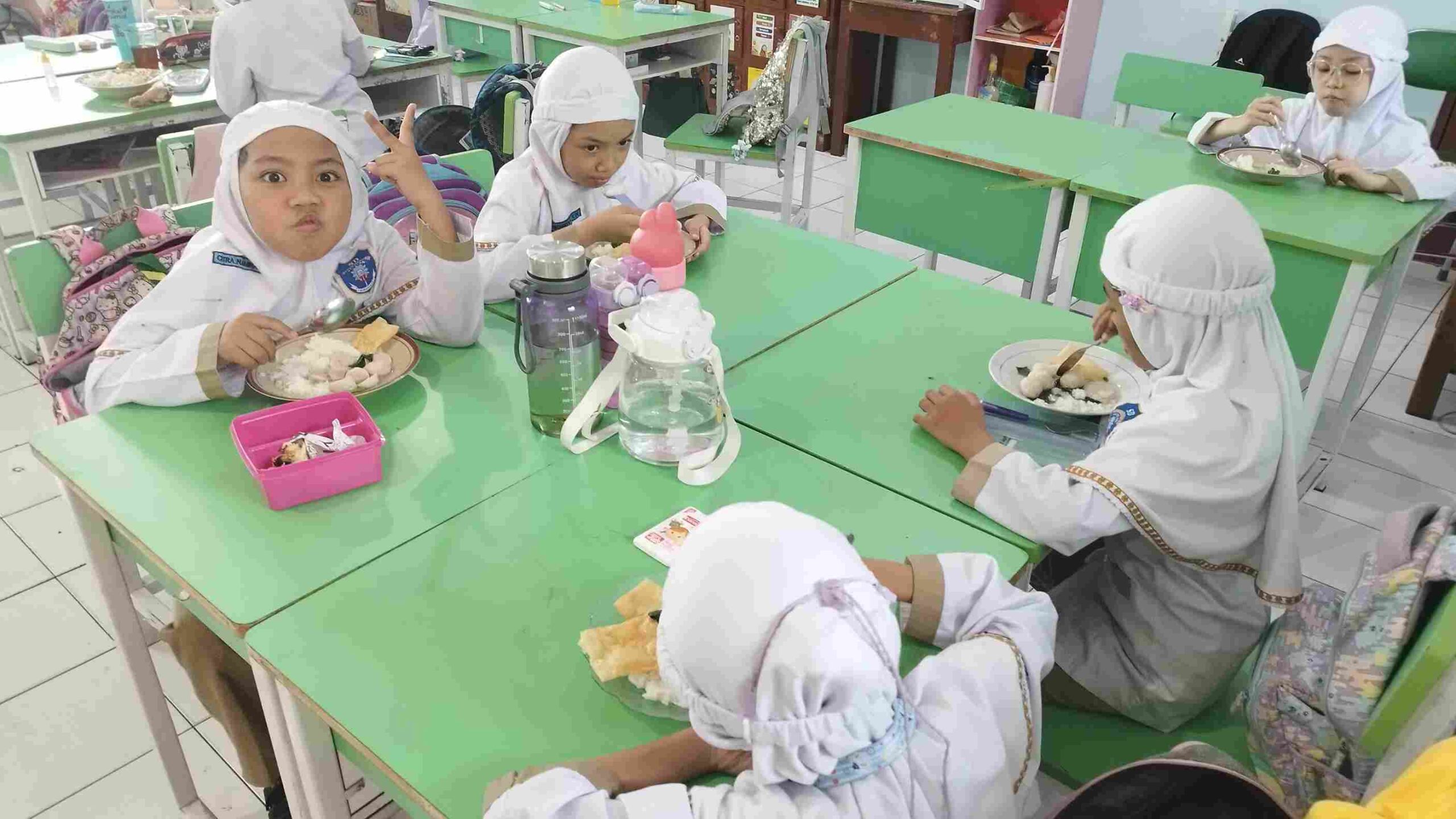 Sekolah bisa menyediakan kantin dengan standar halal dan kebersihan tinggi
