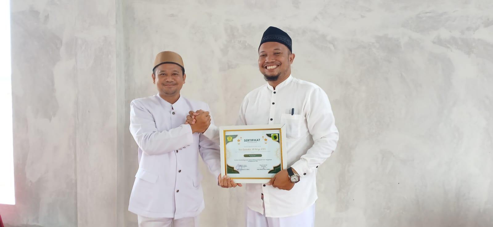 daidwijatmiko.com - Motivator Dai Champions Standardisasi Majelis Ulama Indonesia Pusat Dwi Jatmiko MPd Gr CPS Menerima Sertifikat Pemateri dari Pimpinan Yayasan Al Azhar Wasathiyyah Haryono Saputro LC MPd di sekolah Ummahat Yayasan Al Azhar Wasathiyyah di Dusun Bendungan, Desa Donohudan, Kecamatan Ngemplak, Kabupaten Boyolali, Sabtu (21/6/2025)