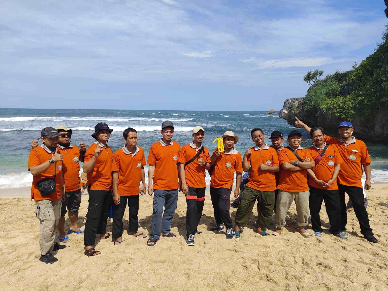 Pantai Sundak memiliki area terbuka yang biasa digunakan untuk kegiatan outbond atau family gathering.