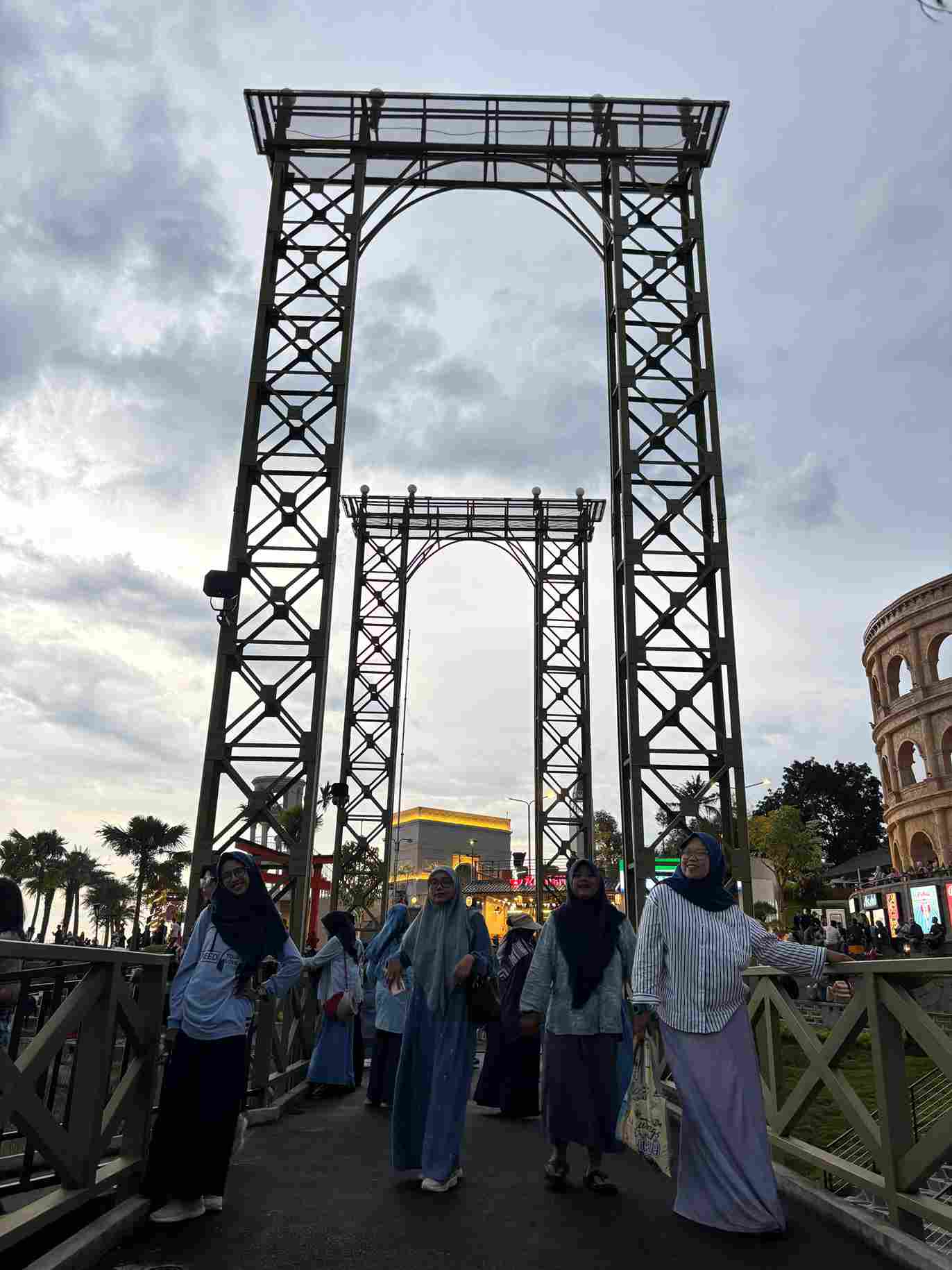 Tempat wisata ini dirancang untuk menjadi tempat rekreasi keluarga yang memadukan keindahan alam dengan berbagai wahana dan spot berfoto menarik