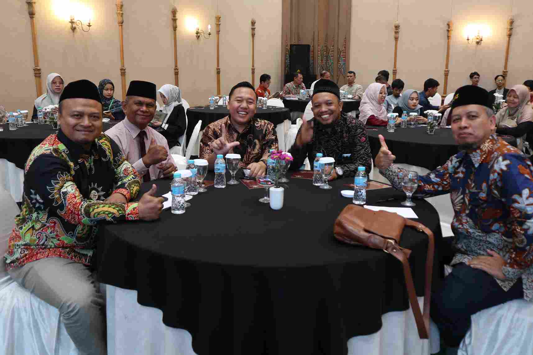Ada enam syarat menuntut ilmu menurut Ali bin Abi Thalib, yaitu: kecerdasan (dzaka), semangat (hirsun), kesabaran (ishthibar), biaya (bulghah), bimbingan guru (irsyad), dan waktu yang lama (thul zaman).