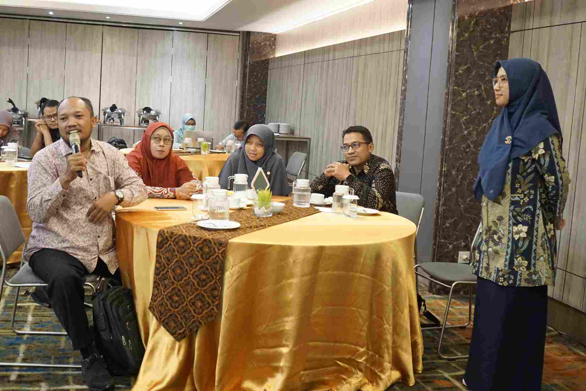Kantin sekolah memiliki karakteristik sebagai tempat penyedia makanan dan minuman sehat serta bergizi bagi siswa, dengan fasilitas yang memadai dan standar kebersihan yang terjaga.
