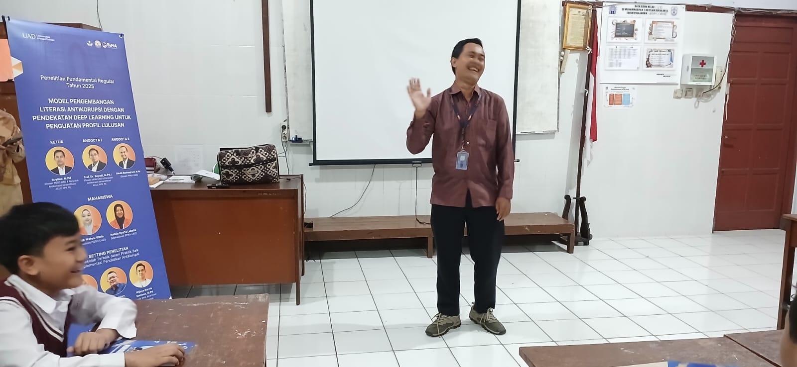 KH Ahmad Dahlan sebagai pemimpin Muhammadiyah, tetapi juga menghargai kontribusi besar Nyai Ahmad Dahlan dalam perjuangan untuk memajukan peran perempuan di Indonesia