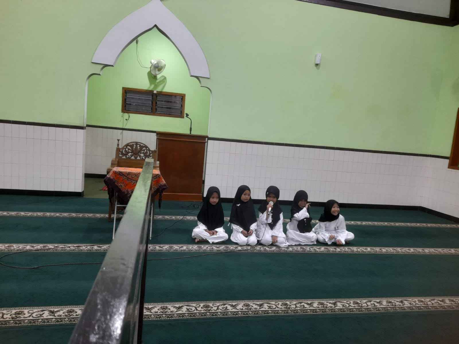 “Tidak ada yang dapat menolak taqdir (ketentuan) Allah ta’aala selain do’a. Dan Tidak ada yang dapat menambah (memperpanjang) umur seseorang selain (perbuatan) baik
