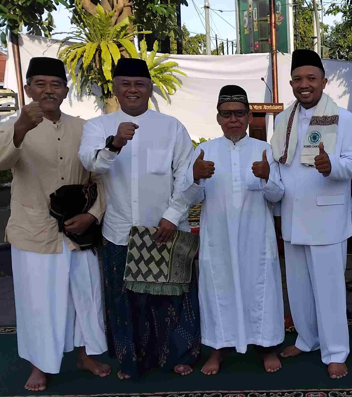 Salat Idul Fitri terdiri dari dua rakaat dengan tambahan takbir: 7 kali takbir pada rakaat pertama (setelah takbiratul ihram) dan 5 kali takbir pada rakaat kedua (setelah takbir berdiri)