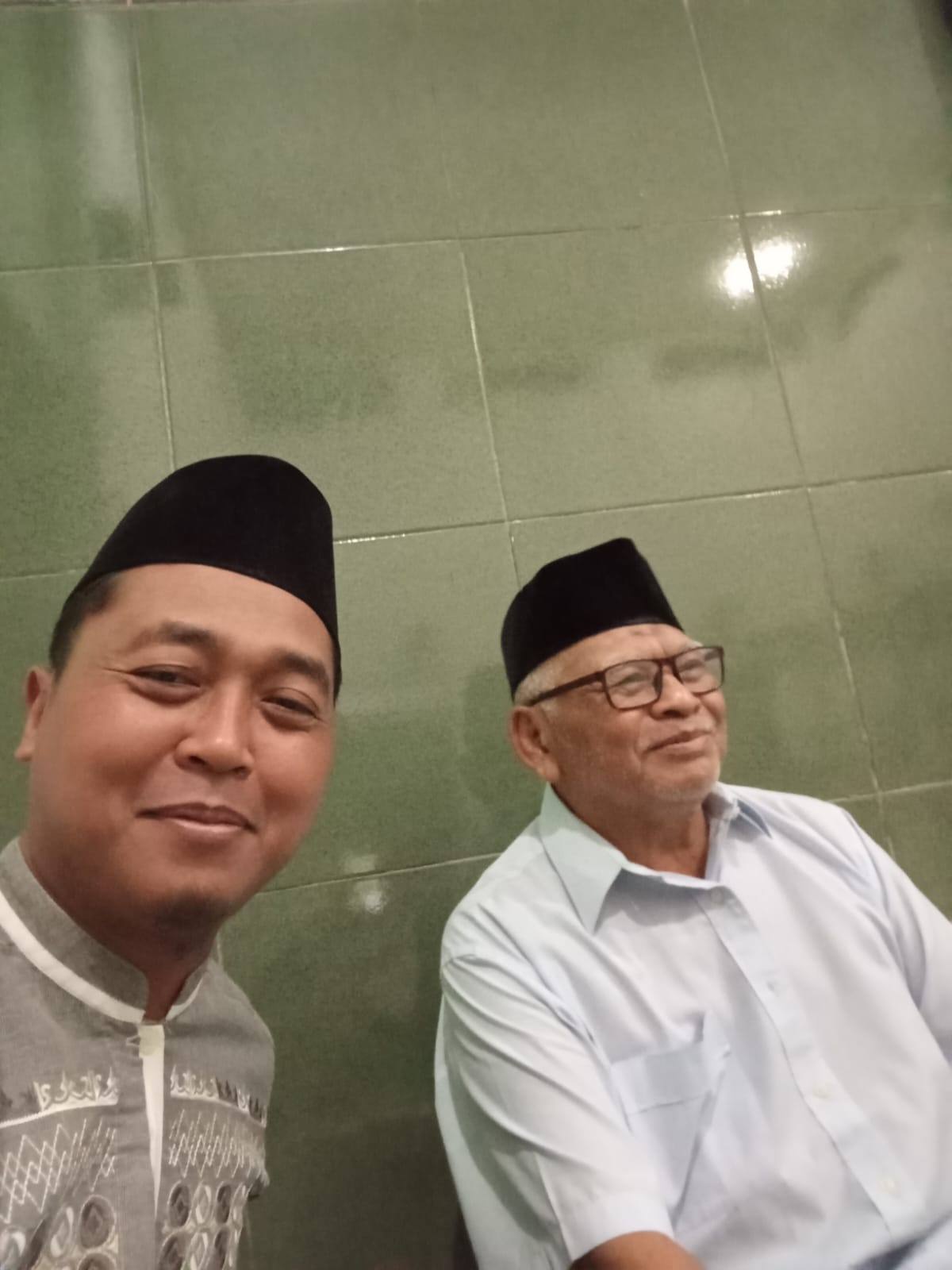 “Sesungguhnya orang-orang mukmin itu bersaudara, karena itu damaikanlah kedua saudaramu (yang bertikai) dan bertakwalah kepada Allah agar kamu dirahmati.” (QS Al-Hujurat, [49]: 10).