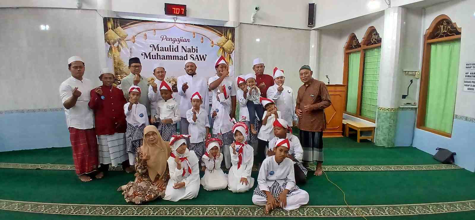 Biasanya diperingati pada tanggal 12 Rabiul Awal, bulan ketiga dalam kalender Hijriah dalam bentuk pengajian umum
