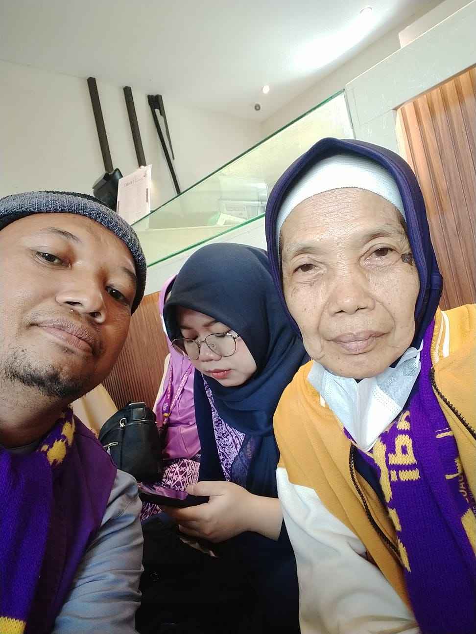 Thalabul 'ilmi faridhatun 'ala kulli muslim”, yang artinya “Menuntut ilmu itu wajib atas setiap muslim