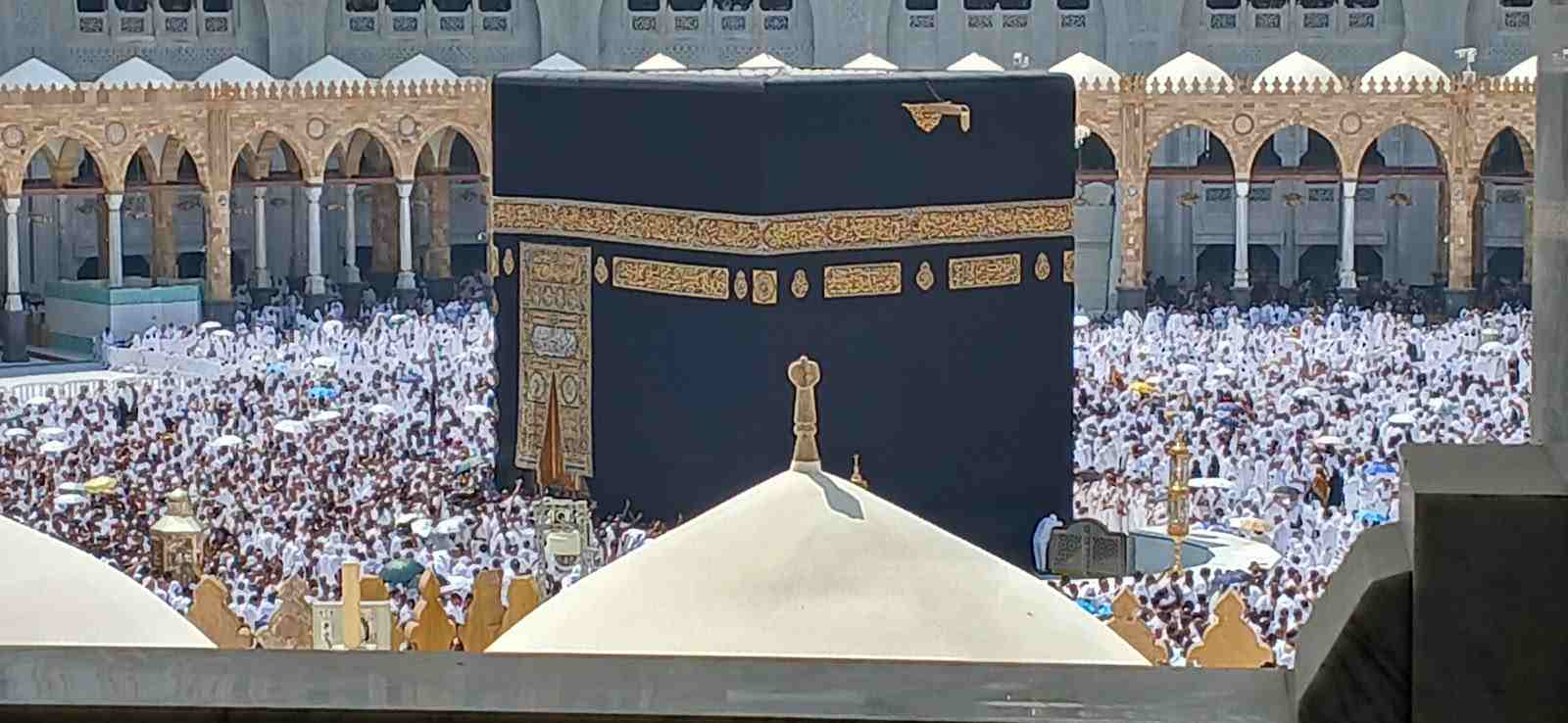 Ada rindu yang nggak bisa dijelasin dengan kata-kata. Rindu melihat Ka’bah, rindu berjalan di antara jutaan doa, rindu kembali menjadi tamu-Nya. Semoga kita yang rindu Baitullah cepat dipertemukan aamiin