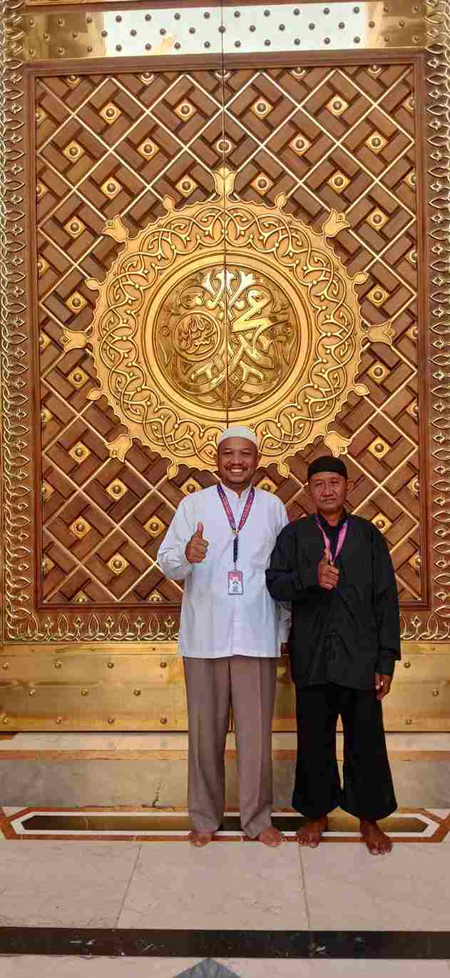Masjid Nabawi bukan hanya sebuah masjid. Ia adalah pelukan bagi hati yang lelah, tempat di mana rindu bertemu dengan ketenangan, dan tempat di mana seseorang bisa merasakan bahwa dirinya begitu dekat dengan rahmat Allah.
